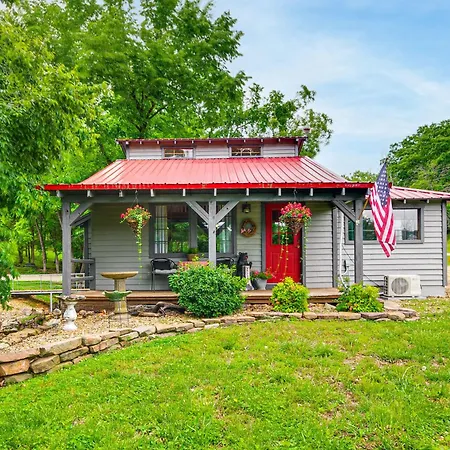 Hike, Swim And Fish Lakefront Cabin In Roach!